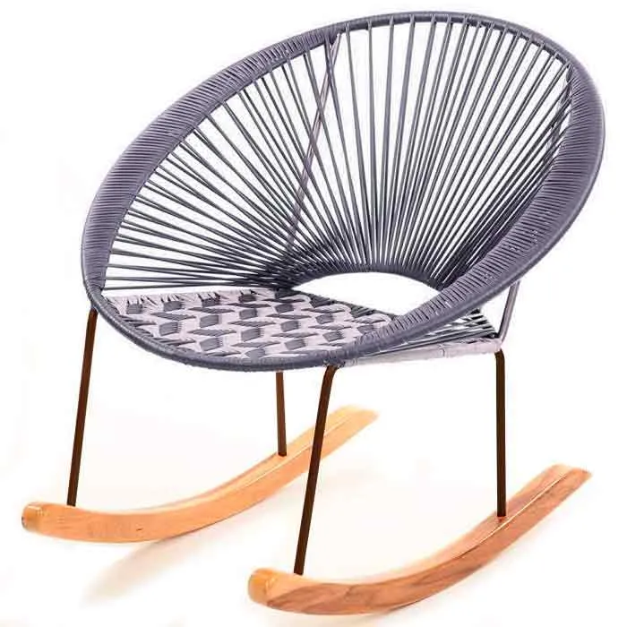 Mecedora pavo real en mimbre sintético gris con asiento tejido y balancines de madera