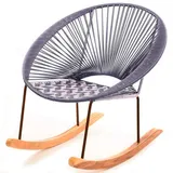 Mecedora pavo real en mimbre sintético gris con asiento tejido y balancines de madera