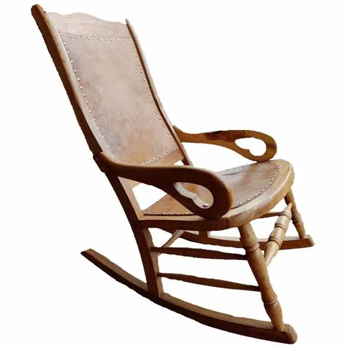 Mecedora momposina con respaldo y asiento de cuero sobre madera, vista de tres cuartos
