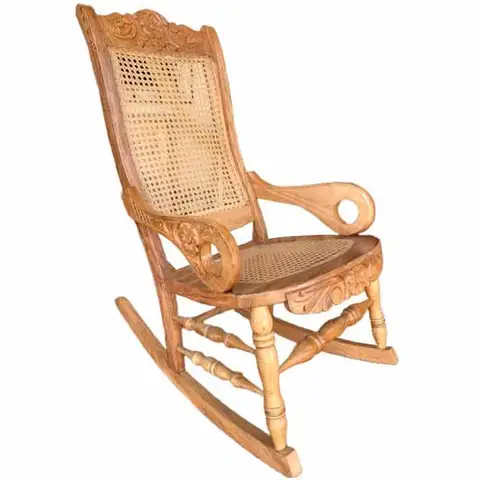 Mecedora momposina tallada en madera color natural con respaldo alto de ensenzado
