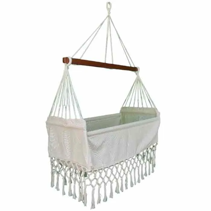 Hamaca cuna colgante para bebé en algodón blanco con flecos de macramé y barra de madera