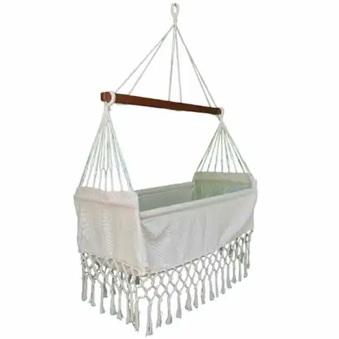 Hamaca cuna colgante para bebé en algodón blanco con flecos de macramé y barra de madera