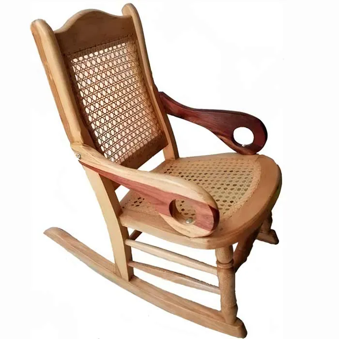 Mecedora momposina infantil en madera clara con respaldo y asiento tejidos y brazos en madera rojiza