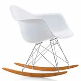 Mecedora estilo Eames blanca con base de varillas cromadas y patines de madera