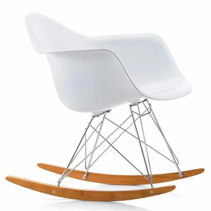 Mecedora estilo Eames blanca con base de varillas cromadas y patines de madera
