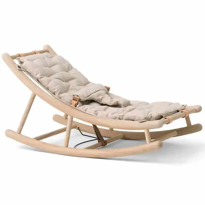 Mecedora para bebé en madera clara con colchoneta acolchada beige y correas de cuero