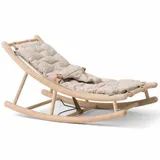 Mecedora para bebé en madera clara con colchoneta acolchada beige y correas de cuero