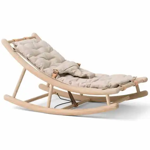 Mecedora para bebé en madera clara con colchoneta acolchada beige y correas de cuero