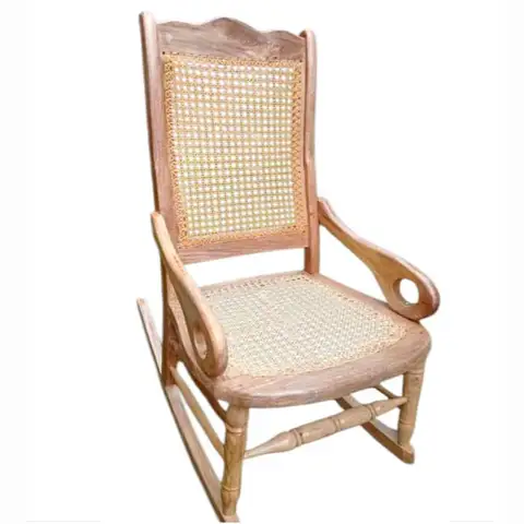 Mecedora momposina original con respaldo alto de ensenzado y madera rosada, vista frontal