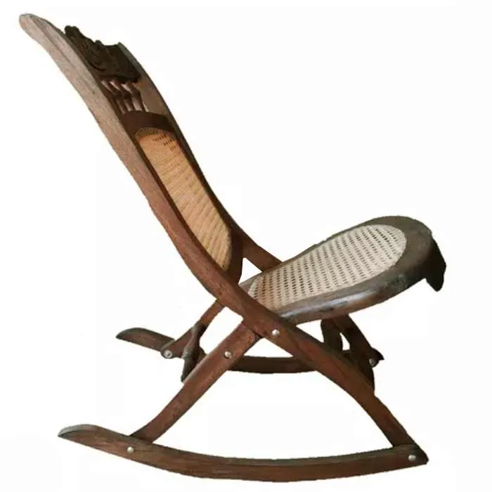 Mecedora momposina plegable de madera con asiento tejido, vista de perfil