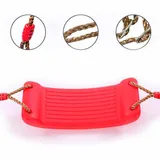 Detalle del asiento rojo antideslizante y los amarres de cuerda del columpio para niños