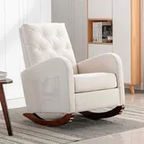 Mecedora capitonada beige de respaldo alto en una sala con biblioteca