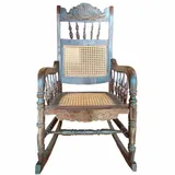Mecedora momposina Reinita con acabado azul envejecido y asiento de ensenzado, vista frontal