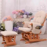 Mecedora de madera clara con tapicería beige y butaco en una sala decorada con flores