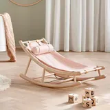 Mecedora para bebé con hamaca rosa y almohada cilíndrica en una habitación infantil