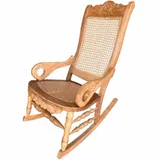Vista frontal de la mecedora momposina natural con asiento tejido en bejuco