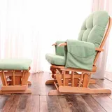 Mecedora de madera con cojines verde menta y butaco, vista de perfil