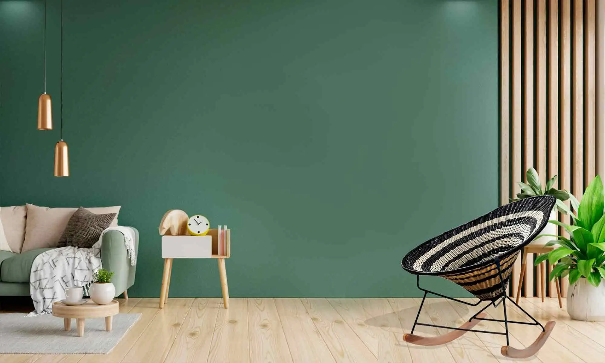 Sala con pared verde y piso de madera con una mecedora de mimbre tejida en negro y beige